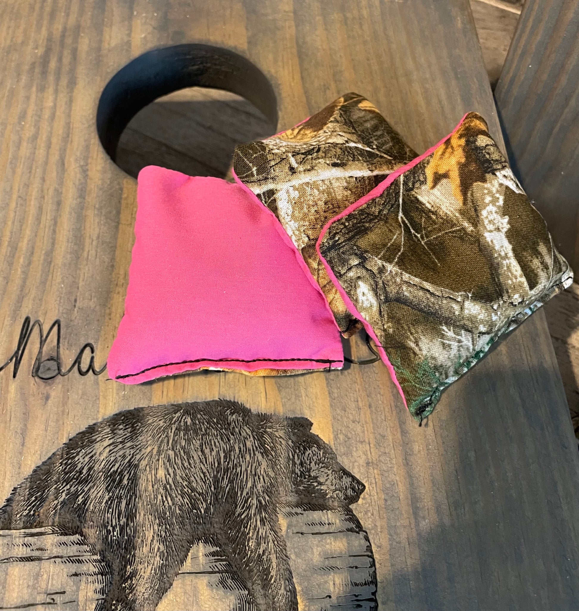 Papa & Mama Bear Tabletop Cornhole Set BPC image 3